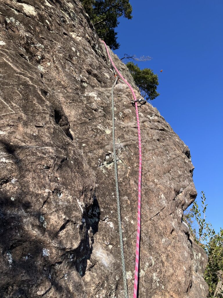 城山 スタートレック 6ピッチ目25m 5.8 小ハングのフェイスからスラブ