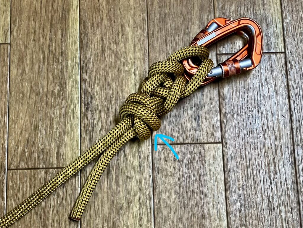 末端処理、カラビナ2枚を互い違いに掛けてシープシャンクノットを強化