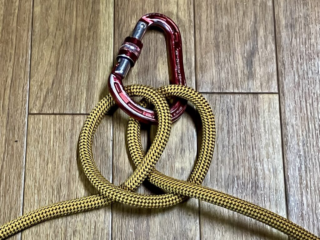 輪をカラビナに掛ける