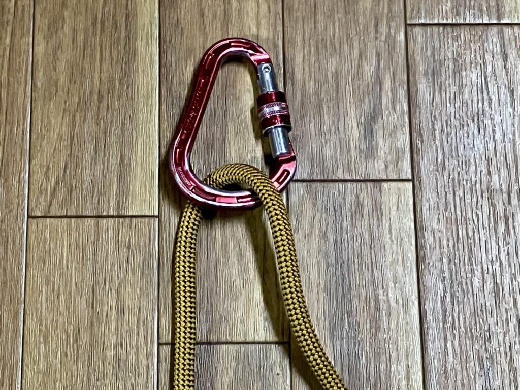 ロープをカラビナに掛ける
